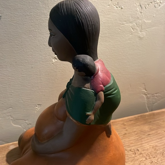 Accent piece Expecting Mother with Child - Picture 5 of 8